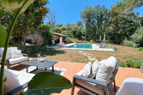 Bazén v ubytování Suite Désistement - Villa 14 Valbonne - Piscine privée nebo v jeho okolí
