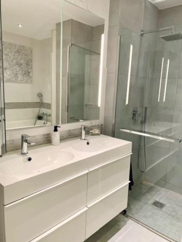 une salle de bain blanche avec un lavabo et une douche dans l'établissement Superbe T3 Avec Vues Mer, à Hyères