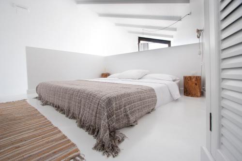 A bed or beds in a room at Akassa Alojamientos Bioclimaticos en las Hurdes