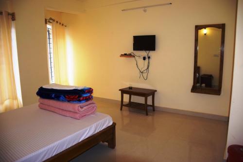 En eller flere senge i et værelse på Pokhrel Lodge