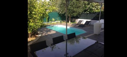 une image d'une piscine dans une arrière-cour dans l'établissement Maison proche pointe rouge, à Marseille