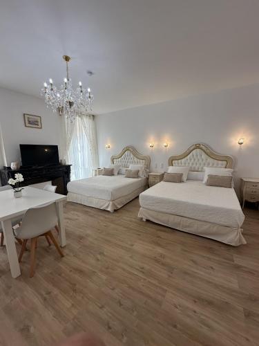 - une grande chambre avec 2 lits et un piano dans l'établissement Studio familial du Cloitre, à Narbonne