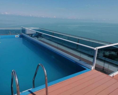 Πισίνα στο ή κοντά στο Квартира с отдельной спальней 1 линия Sea view