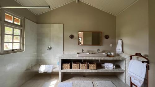 a bathroom with a sink and a mirror at Hotel Fazenda Casa Grande in Jacareí