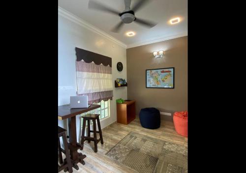 Zimmer mit einem Schreibtisch und einem Laptop auf einem Tisch in der Unterkunft Che Beach House in Kampong Ru Sila