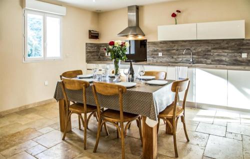 Η κουζίνα ή μικρή κουζίνα στο 3 Bedroom Cozy Home In Cabrerolles