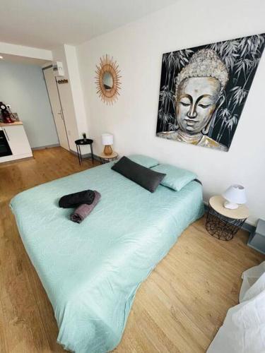 - un grand lit dans une chambre ornée d'une peinture murale dans l'établissement Grand Studio -Le François II - Proche Centre ville, à Limoges