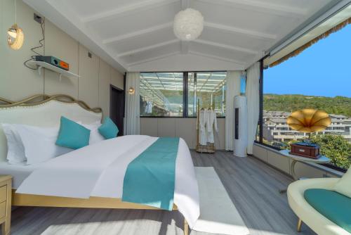 Una cama o camas en una habitación de Lijiang Yimanshiguang 丽江逸慢拾光
