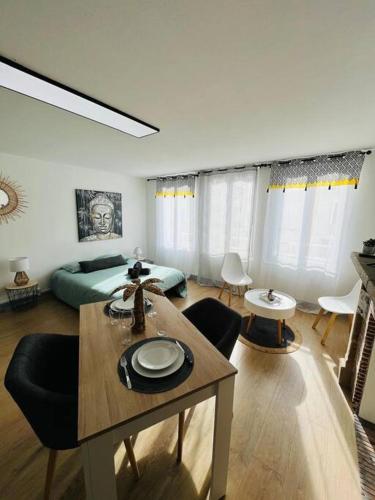 un salon avec un lit, une table et des chaises dans l'établissement Grand Studio -Le François II - Proche Centre ville, à Limoges