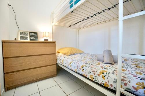 - une chambre avec des lits superposés et des lits superposés dans l'établissement Cabestan piscine 100m de la plage, à Guidel