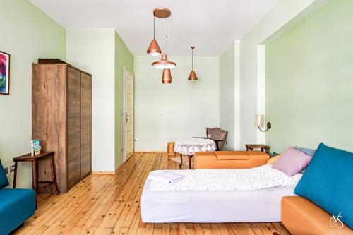 ein Wohnzimmer mit Sofa und Tisch in der Unterkunft Luxury And Spacious Apartment at the Hearth of the City in Sofia