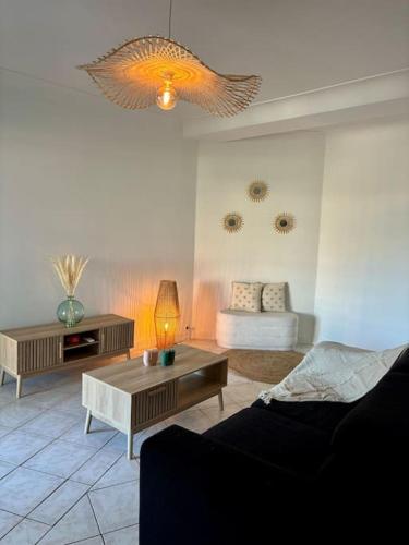 un salon avec un canapé et une table dans l'établissement Vue mer à deux pas de la plage, à Sainte-Maxime