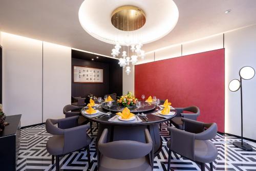 Posezení v ubytování Beijing Tangfu Sanlitun BOUTIQUE Hotel---Breakfast, restaurant and bar, close to Tian'anmen Square Forbidden City Temple of Heaven, laundry, gym, robot, ticket service, located in city center Metro line 2, one station to Airport Express