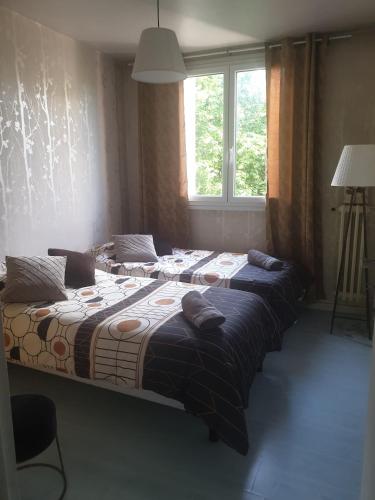 - un groupe de lits dans une chambre avec fenêtre dans l'établissement Citytrip Paris, à Bobigny