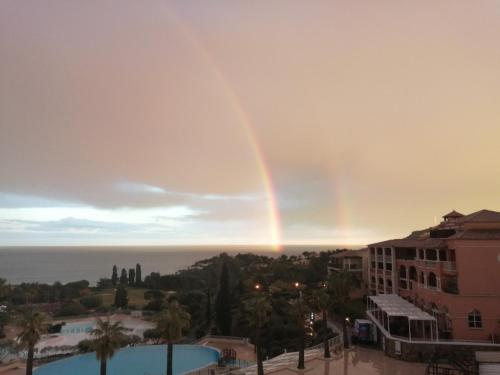 Un arc-en-ciel au-dessus d'une ville dans l'établissement duplex atypique avec magnifique vue mer et baie d'Agay, à Saint-Raphaël