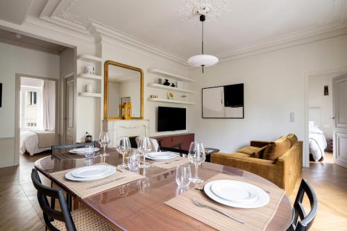 une salle à manger avec une table et un canapé dans l'établissement Appartement Latté - Welkeys, à Paris