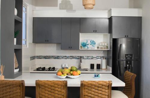 a kitchen with a bowl of fruit on a counter at Vistamar Aparta hotel in Estero Hondo