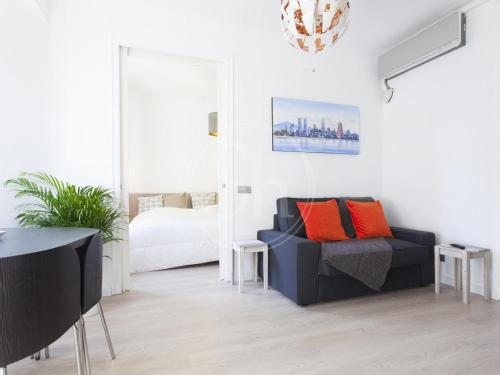 Bright Apartment near Plaça Espanya