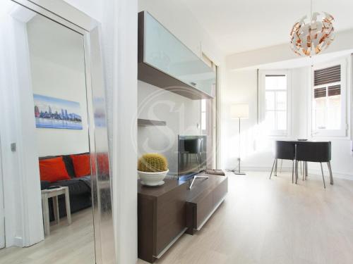 Bright Apartment near Plaça Espanya