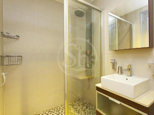 Bright Apartment near Plaça Espanya