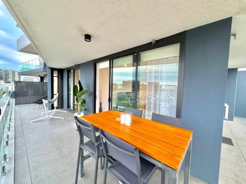 Balkoni atau teres di Harbour Towers, Newcastle's Elite Apartment Stays, Free Parking & Tram Access