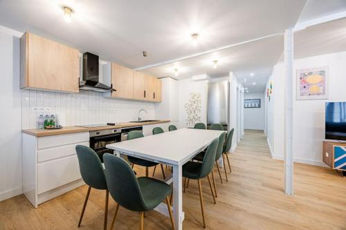 une cuisine et une salle à manger avec une table et des chaises dans l'établissement Appart 8pers # 3 Bedrooms # Pereire # Paris 17, à Paris