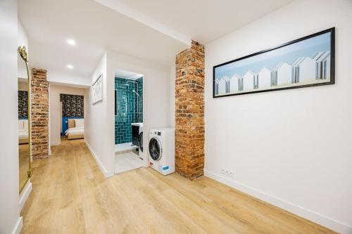 un salon avec une télévision sur un mur dans l'établissement Appart 8pers # 3 Bedrooms # Pereire # Paris 17, à Paris