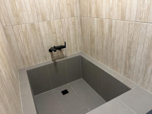 a bath tub with a water faucet at Hotel Ganwoljae in Ulsan