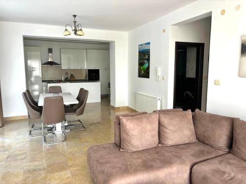 Apartment With Sea View in Kamenariにあるシーティングエリア