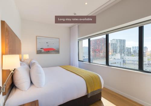 Postel nebo postele na pokoji v ubytování PREMIER SUITES Rotterdam