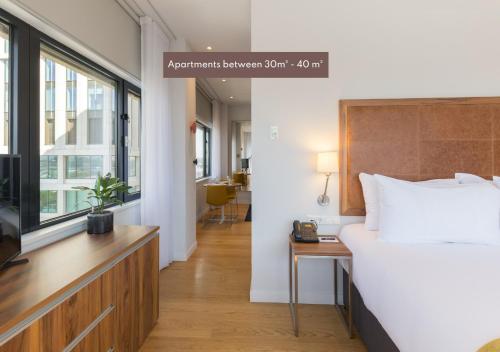 Postel nebo postele na pokoji v ubytování PREMIER SUITES Rotterdam