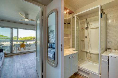 La salle de bains est pourvue d'une baignoire, d'une douche et d'une fenêtre. dans l'établissement Chez Nat n Rosy, à La Grande Motte