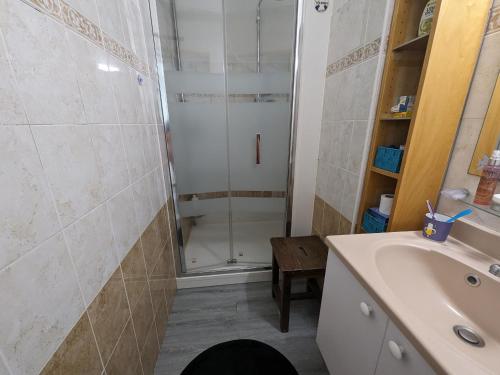 une salle de bain avec douche et lavabo dans l'établissement Villa T3 Spacieuse à Port-la-Nouvelle – Jardin, Parking, à 900m de la Plage, Chien Admis - FR-1-797-50, à Port-la-Nouvelle