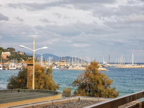 Studio cabine 4 pers avec balcon, parking, tennis, proche plage - Le Lavandou - FR-1-803-27