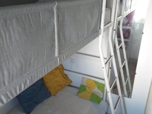 - un lit superposé avec une échelle et un oreiller dans l'établissement Studio cabine 4 pers avec balcon, parking, tennis, proche plage - Le Lavandou - FR-1-803-27, au Lavandou