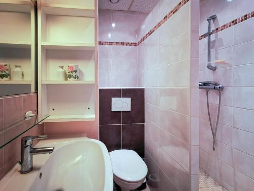 une salle de bain avec un lavabo, des toilettes et une douche dans l'établissement Studio cabine 4 pers avec balcon, parking, tennis, proche plage - Le Lavandou - FR-1-803-27, au Lavandou
