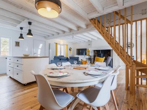 une salle à manger et un salon avec une table et des chaises dans l'établissement Chaumière au calme avec terrasse, à 9 km des plages, 3 chambres, parking privé et équipements bébé. - FR-1-306-1276, à Saint-Lyphard