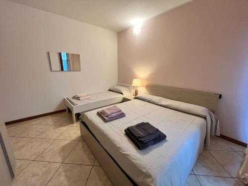 a bedroom with a bed with a bag on it at Il Rifugio del Viaggiatore in Bagnolo