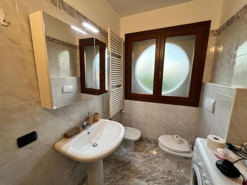a bathroom with a sink and two toilets at Il Rifugio del Viaggiatore in Bagnolo