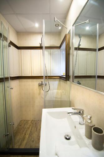Ένα μπάνιο στο Shahbazian House