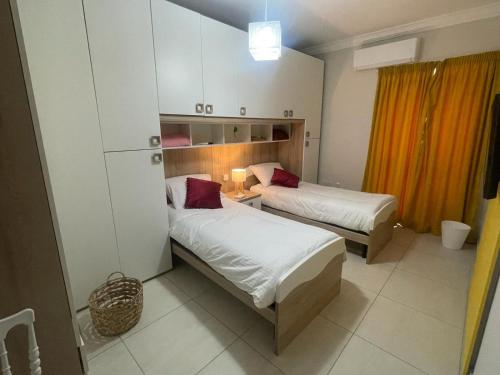 Postel nebo postele na pokoji v ubytování Stylish 2-Bedroom Apartment in Scenic Marsaxlokk