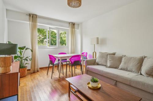 un salon avec un canapé et une table dans l'établissement Le Nid Cosy de Belleville, à Paris