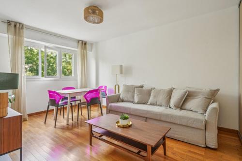 un salon avec un canapé et une table dans l'établissement Le Nid Cosy de Belleville, à Paris