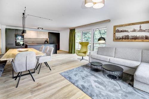 a living room with a couch and a table at Das Förstereck in Viehhofen