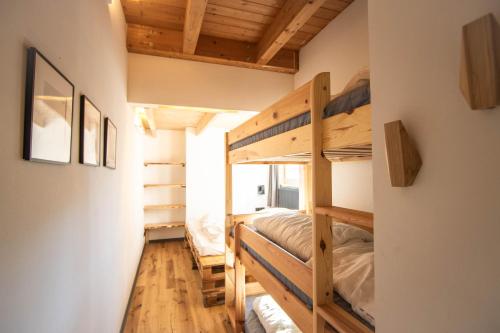 Una cama o camas en una habitación de Hostel oder Ferienwohnung 1-16 Personen im BLAUEN HAUS