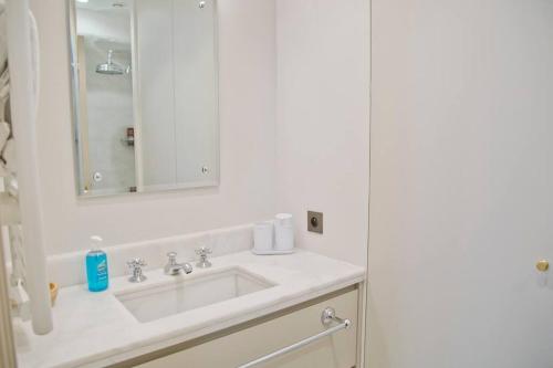 Kristine - Luxury 2BR Saint-Germain Notre-Dame photo 17
