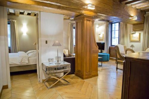 - une chambre d'hôtel avec un lit et une table dans l'établissement Luxury Heart of Saint Germain, à Paris