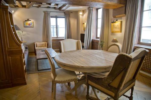 une salle à manger avec une table et des chaises en bois dans l'établissement Luxury Heart of Saint Germain, à Paris