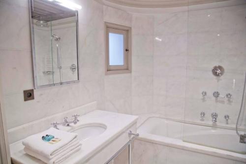 Kristine - Luxury 2BR Saint-Germain Notre-Dame photo 9
