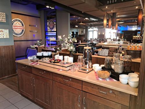 een bar in een restaurant met eten erop bij Kühlungsborner Brauhaus in Kühlungsborn